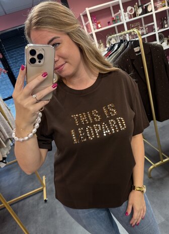 Oversized, bruin en tekst:&#039;this is leopard&#039; in stress stenen