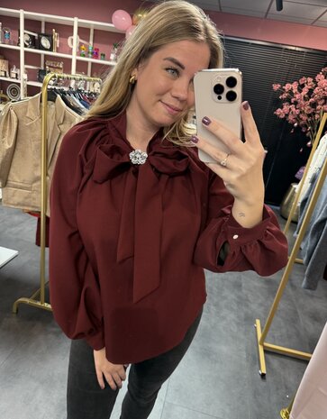 Bordeaux blouse met Broche en strik