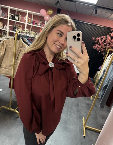 Bordeaux blouse met Broche