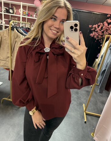 dames blouse, kleur bordeaux met broche en strik