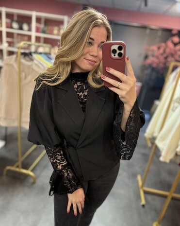 Zwarte blazer met wikkelsluiting en ballonmouwen