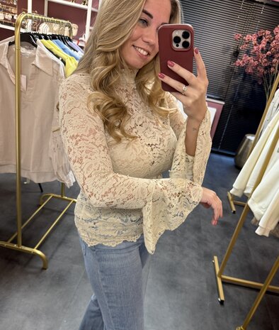 Kanten top met speelse trompetmouwen - beige