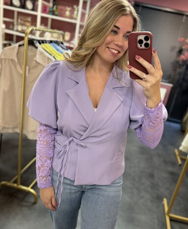 Wikkelblazer met kanten mouw en korte pofmouw, lila