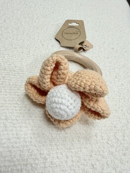 Houten rammelaar bloem oranje